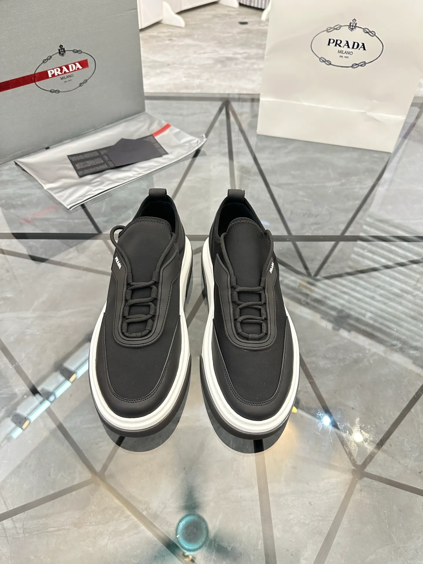 Men's shoes for sale 💰: 💰P600¥ High-end top quality Product trademark: Prada *"Prada*" low-top casual shoes Regular size: 38-45 (can be customized to 46) Product materials: Upper imported glue splicing original material, breathable lining, cowhide foot pads, original outsole. Number: 832